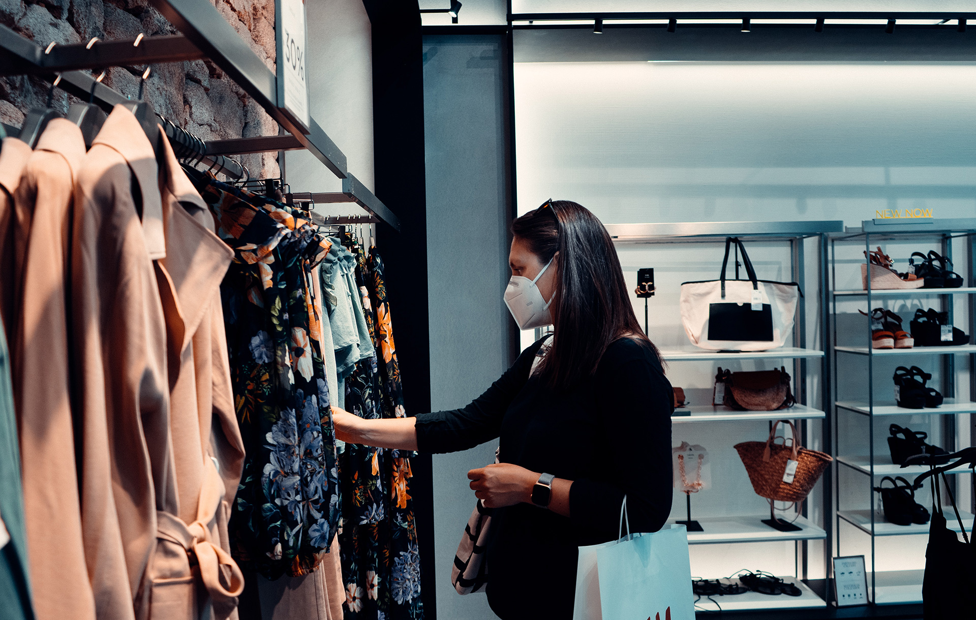The Future of In-store Shopping Experience – The Blurring Line between Physical/Virtual